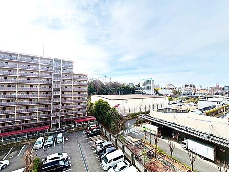 窓を開けると広がる青空。心をリフレッシュして日々を過ごしていきましょう。