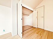 居室にはクローゼットがあり、荷物もスッキリ収納して快適にお過ごしいただけます。