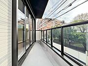 暮らしの中で、光と風を演出してくれるバルコニー。
