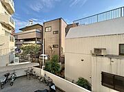 窓を開けると広がる青空。心をリフレッシュして日々を過ごしていきましょう。