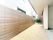 暮らしの中で、光と風を演出してくれるバルコニー。