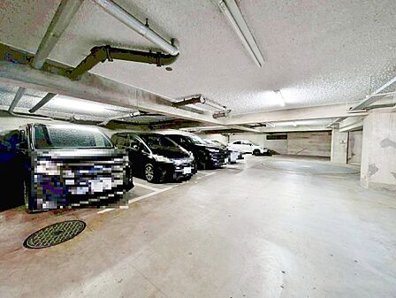 本物件の駐車スペースです。車種制限のある場合もございますので、お気軽にお問い合わせくださいませ。