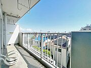 暮らしの中で、光と風を演出してくれるバルコニー。