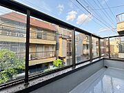 暮らしの中で、光と風を演出してくれるバルコニー。