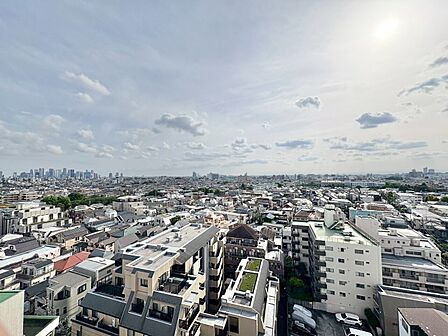 窓を開けると広がる青空。心をリフレッシュして日々を過ごしていきましょう。