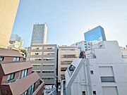 窓を開けると広がる青空。心をリフレッシュして日々を過ごしていきましょう。
