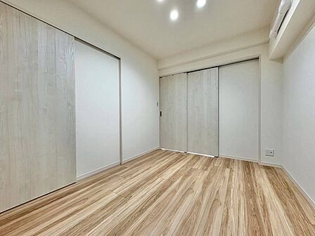 ベッドも十分に設置するスペースがあります。
