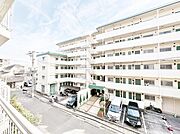 窓を開けると広がる青空。心をリフレッシュして日々を過ごしていきましょう。
