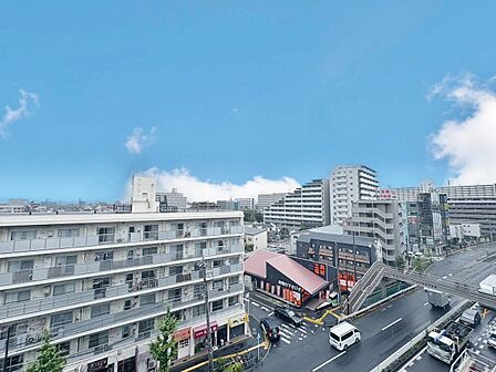 窓を開けると広がる青空。心をリフレッシュして日々を過ごしていきましょう。