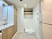 清潔感と心地よさを重視した、上質感漂うパウダールーム。