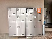 共用部分の宅配ボックスです。留守中の荷物受け取りもできるので、安心して外出ができますね。