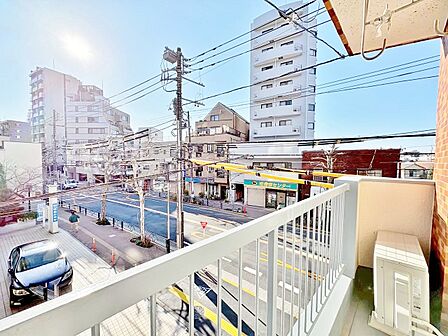窓を開けると広がる青空。心をリフレッシュして日々を過ごしていきましょう。