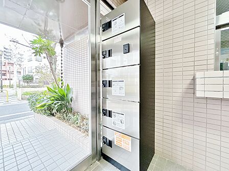 共用部分の宅配ボックスです。留守中の荷物受け取りもできるので、安心して外出ができますね。