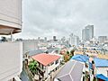 頬をなでる、優...