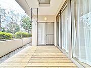 暮らしの中で、光と風を演出してくれるバルコニー。