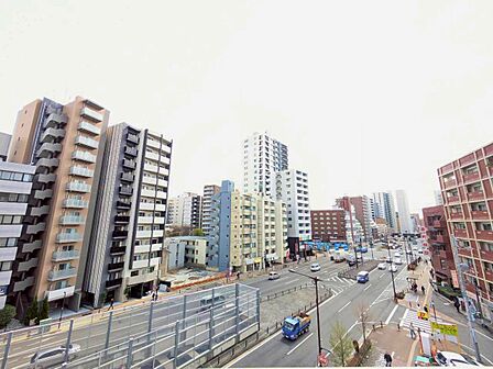 窓を開けると広がる青空。心をリフレッシュして日々を過ごしていきましょう。