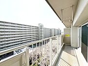 暮らしの中で、光と風を演出してくれるバルコニー。