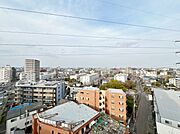 窓を開けると広がる青空。心をリフレッシュして日々を過ごしていきましょう。