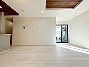 忙しく過ぎゆく日常を置き去るほど、ゆったりした時間が流れるリビング。