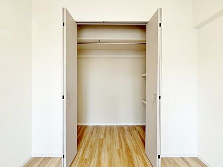 居室にはクローゼットがあり、荷物もスッキリ収納して快適にお過ごしいただけます。