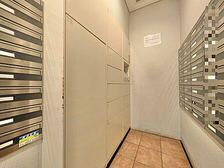 共用部分の宅配ボックスです。留守中の荷物受け取りもできるので、安心して外出ができますね。