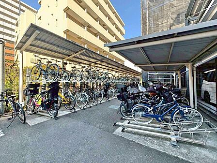 きちんと整備された駐輪場。住む方の心遣いが感じられます。