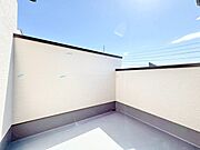 暮らしの中で、光と風を演出してくれるバルコニー。