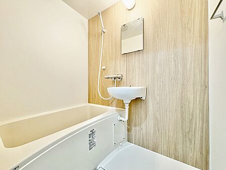 一日の疲れを癒すバスルームは、心地よいリラックスを叶える清潔感溢れる空間です。