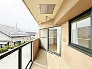 暮らしの中で、光と風を演出してくれるバルコニー。