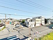 窓を開けると広がる青空。心をリフレッシュして日々を過ごしていきましょう。