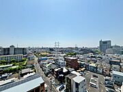 窓を開けると広がる青空。心をリフレッシュして日々を過ごしていきましょう。