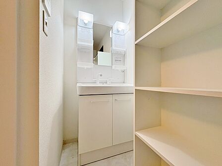 何かと物が増える場所だからこそ、スッキリと見映えの良い空間に。