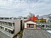 窓を開けると広がる青空。心をリフレッシュして日々を過ごしていきましょう。