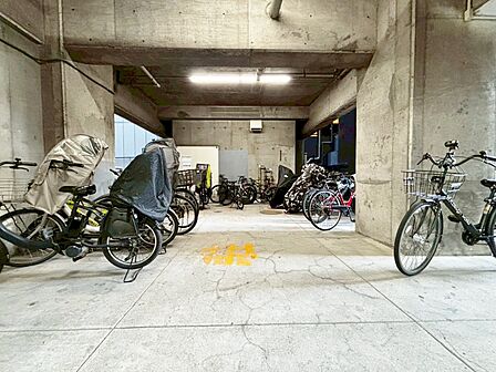 きちんと整備された駐輪場。住む方の心遣いが感じられます。