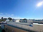 窓を開けると広がる青空。心をリフレッシュして日々を過ごしていきましょう。