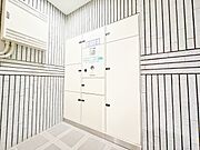 共用部分の宅配ボックスです。留守中の荷物受け取りもできるので、安心して外出ができますね。