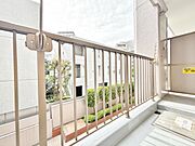 暮らしの中で、光と風を演出してくれるバルコニー。