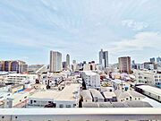 窓を開けると広がる青空。心をリフレッシュして日々を過ごしていきましょう。