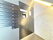 共用部分の宅配ボックスです。留守中の荷物受け取りもできるので、安心して外出ができますね。