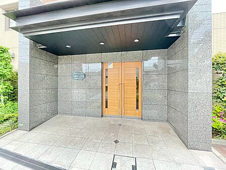 外と内をつなぐエントランスは、まさに顔となる場所。