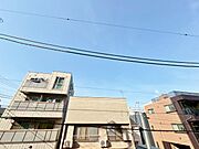 窓を開けると広がる青空。心をリフレッシュして日々を過ごしていきましょう。