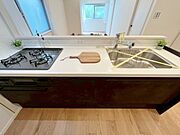 スマートな意匠と充実の機能を備えたキッチンが、暮らしにおいしい彩りを添えます。
