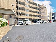 本物件の駐車スペースです。車種制限のある場合もございますので、お気軽にお問い合わせくださいませ。
