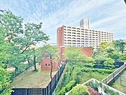 窓を開けると広がる青空。心をリフレッシュして日々を過ごしていきましょう。