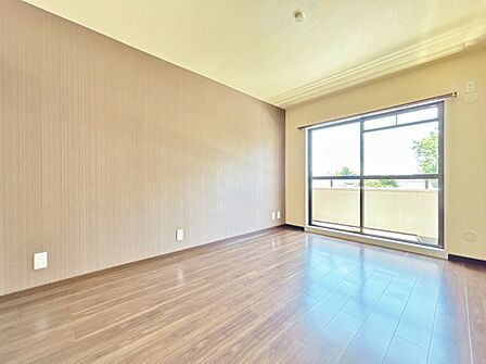 ベッドも十分に設置するスペースがあります。