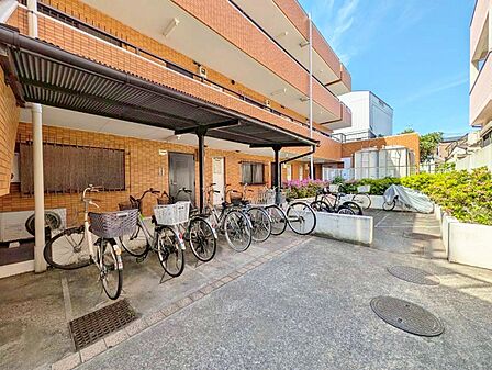 きちんと整備された駐輪場。住む方の心遣いが感じられます。