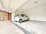 本物件の駐車スペースです。車種制限のある場合もございますので、お気軽にお問い合わせくださいませ。