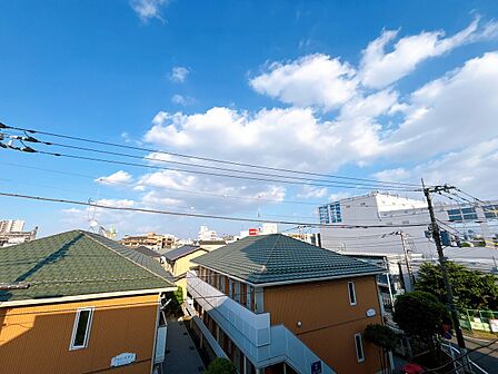 窓を開けると広がる青空。心をリフレッシュして日々を過ごしていきましょう。