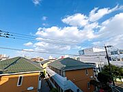 窓を開けると広がる青空。心をリフレッシュして日々を過ごしていきましょう。