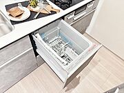食器洗いの負担を軽減。手荒れを抑えて、節水効果も見込めます。省スペースのビルトインタイプです。